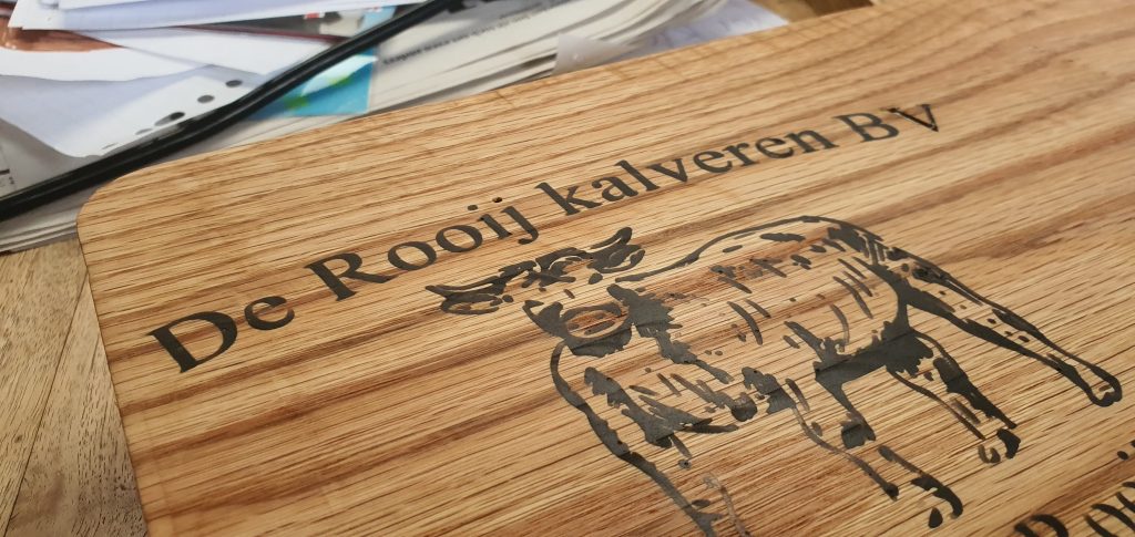 Houten plank gevuld met epoxy