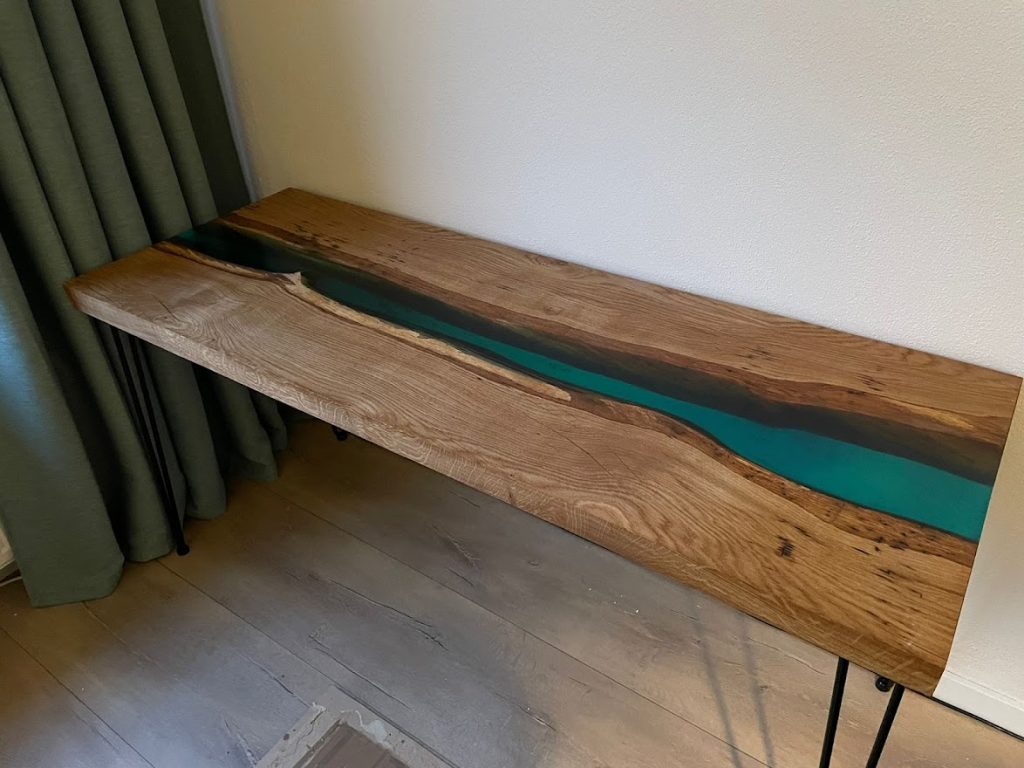 Epoxy in een tafel gieten