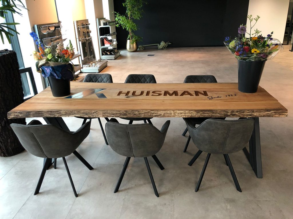 Tafel met ingegoten logo van epoxy. Freezut maakt alles op maat.