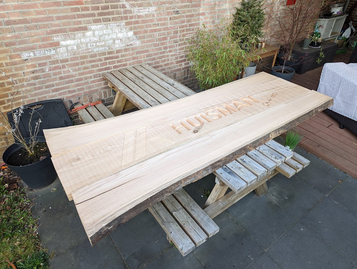 Verlijmen van de verschillende planken tot tafel