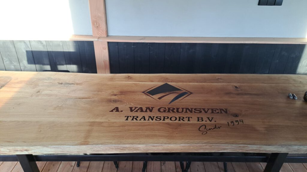 Tafel gemaakt van boomstam voor Van Grunsven Transport