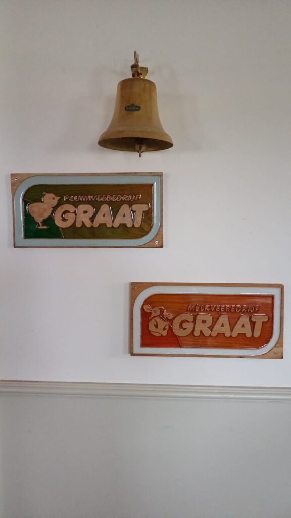 Bord van hout met epoxy voor Graat Melkveebedrijf