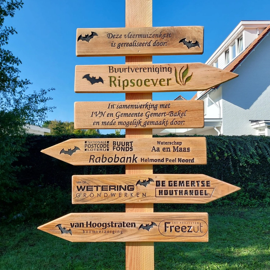 Naambordjes van hout met epoxy tekst sponsoren Ripsoever