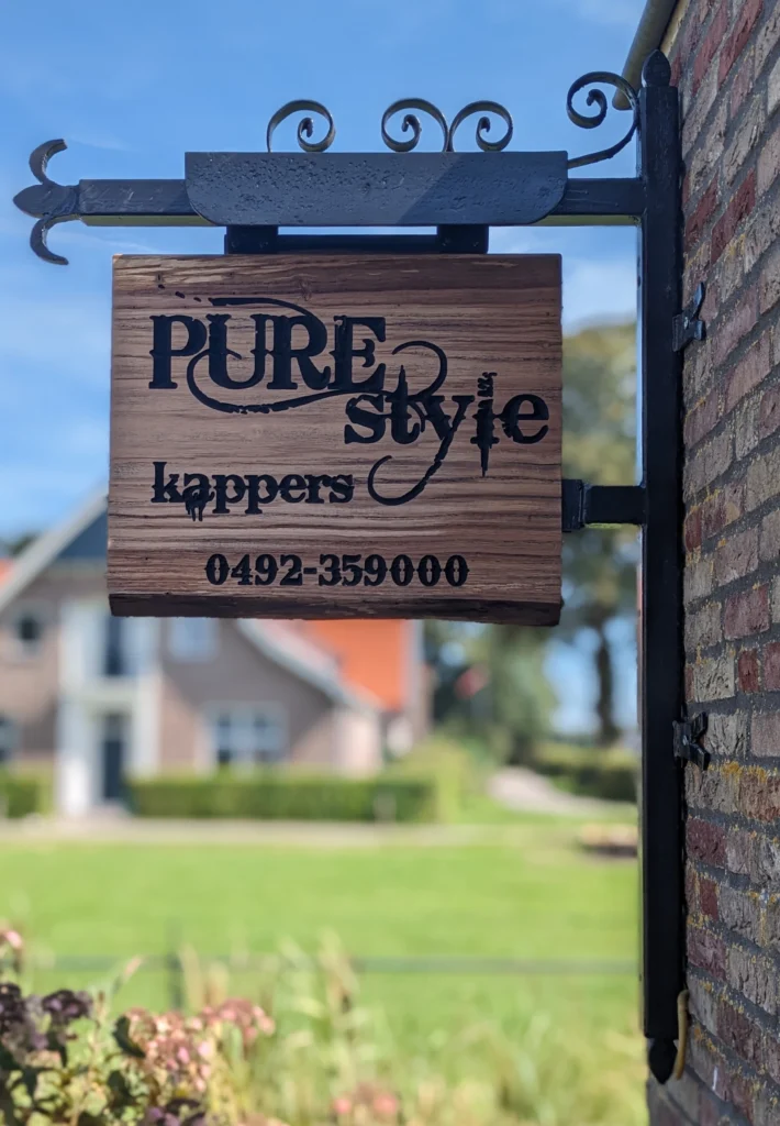 Uithangbord met logo in epoxy Pure Style Kappers