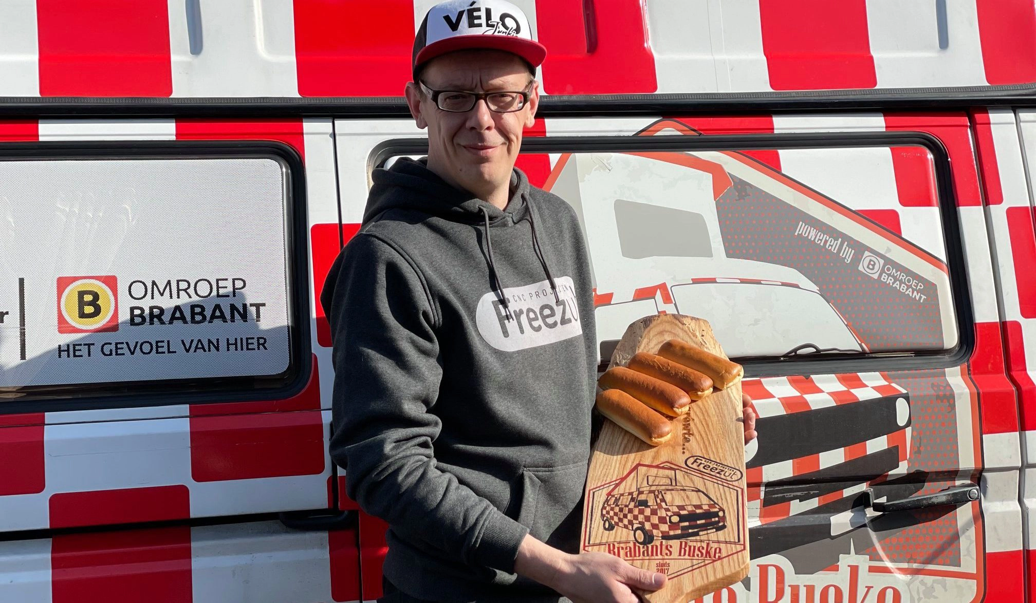 Gegraveerde borrelplank voor worstenbroodjes met logo Brabants Buske door Freezut