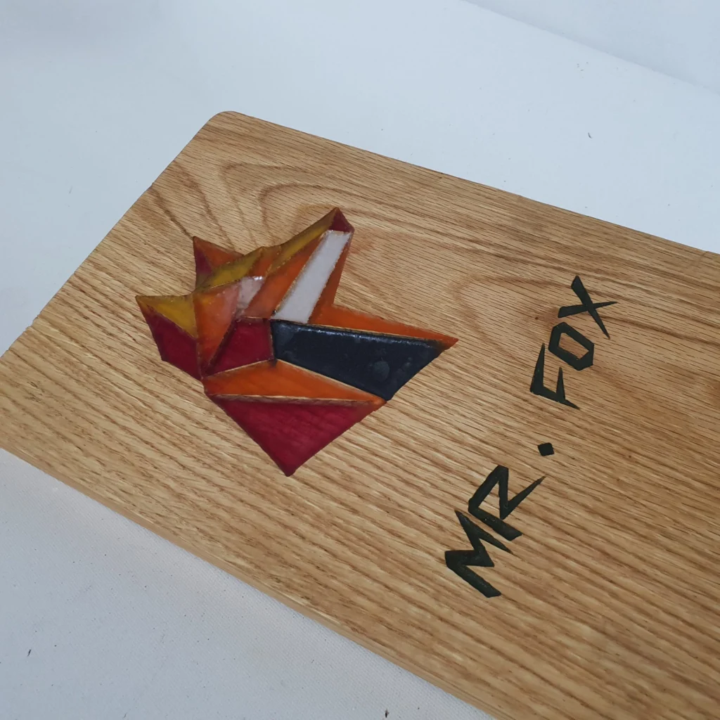 Borrelplank met logo van epoxy ingegoten