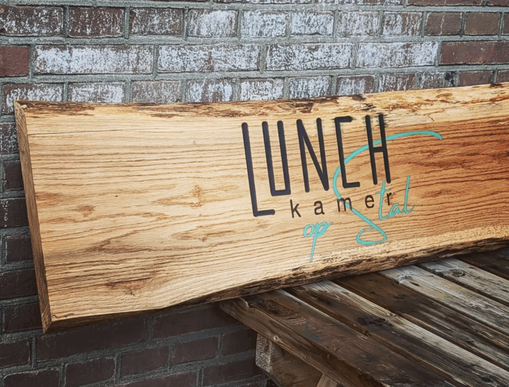 Tekst en logo in hout met epoxy