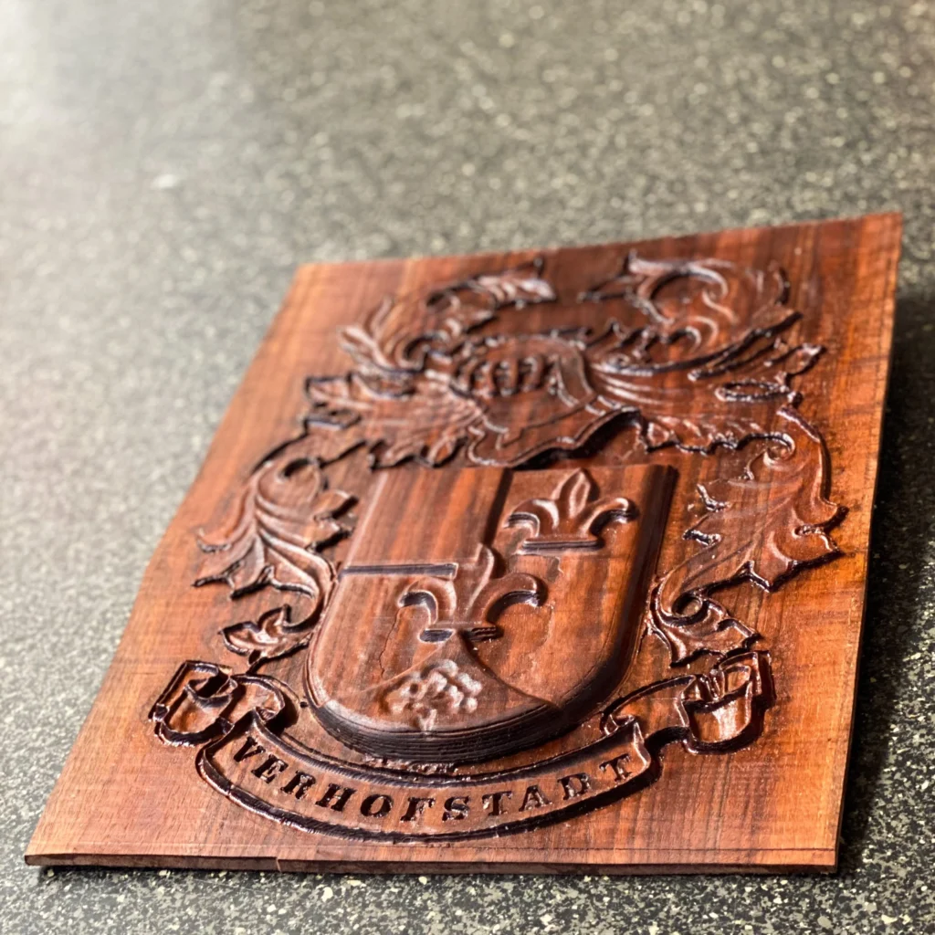 Houten wapenschild met familiewapen gravure
