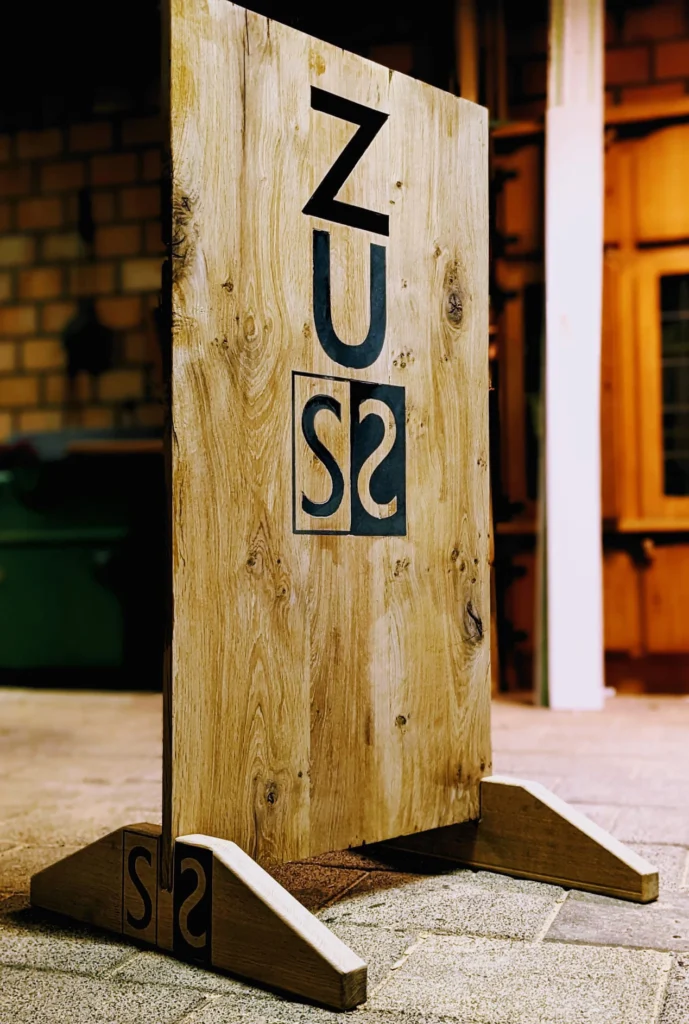 Houten reclamebord met epoxy logo voor horeca Zuss Brasserie