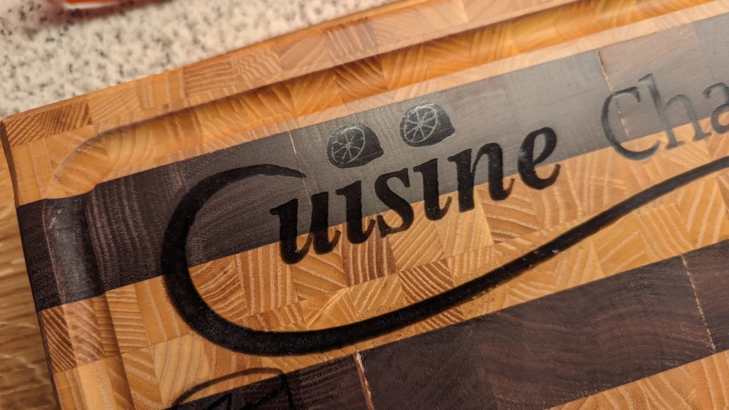 Houten hakblok op maat in keuken met gegraveerde naam