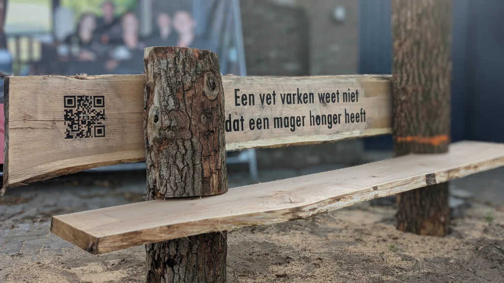 Bankje van hout met ingefreesde tekst