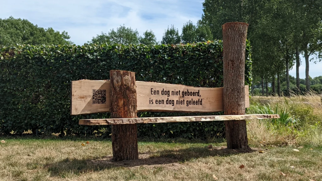 CNC tekst in houten bankje frezen