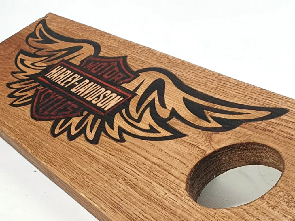 Logo in hout gelegd met andere houtsoort