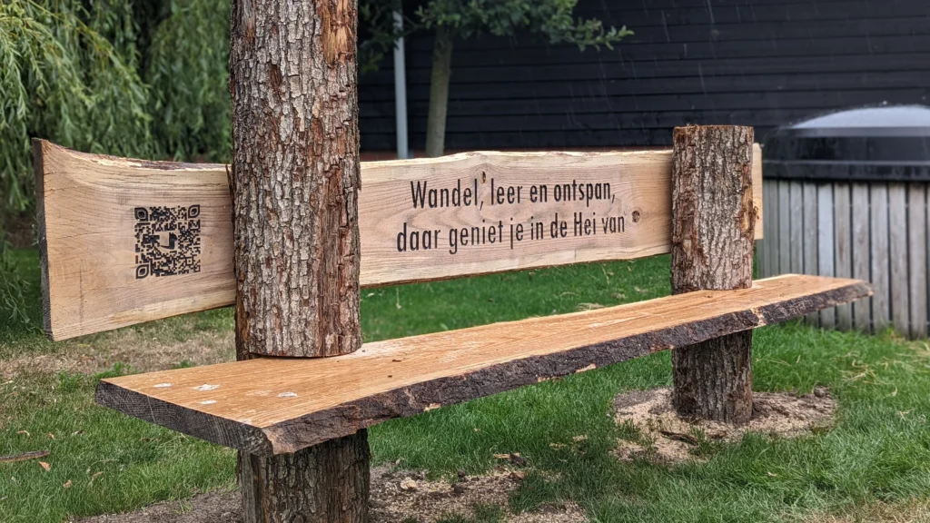 Bankje met tekst in hout gefreesd door CNC portaalfrees