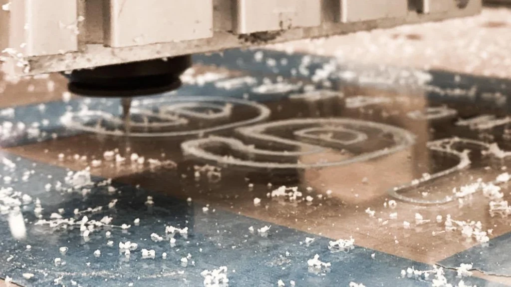 CNC frezen in kunststof (plexiglas) voor decoratief paneel