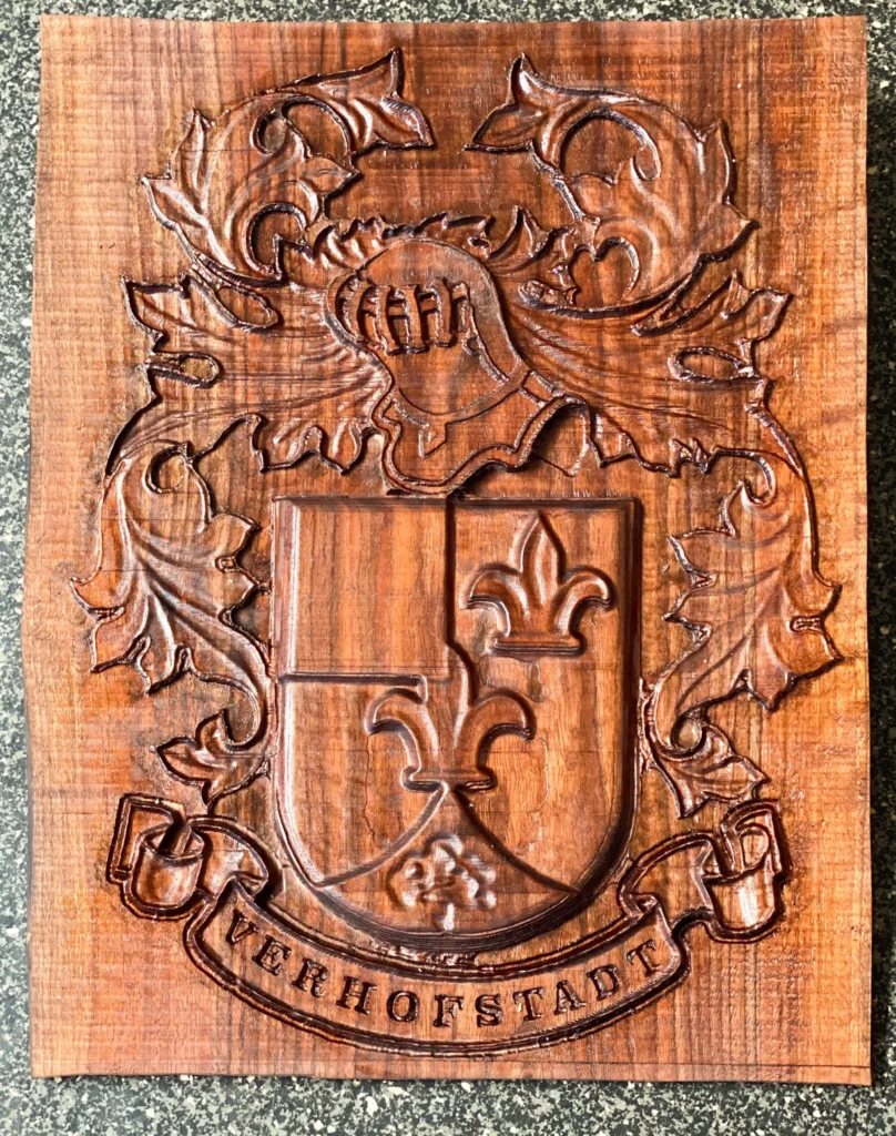 Handgemaakt houten wapenschild afgewerkt met olie