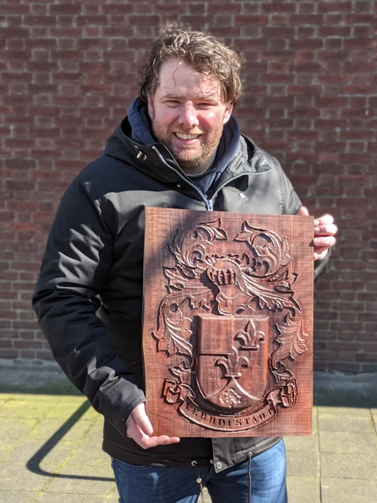 Tevreden klant met eigen familiewapen van hout (wapenschild)