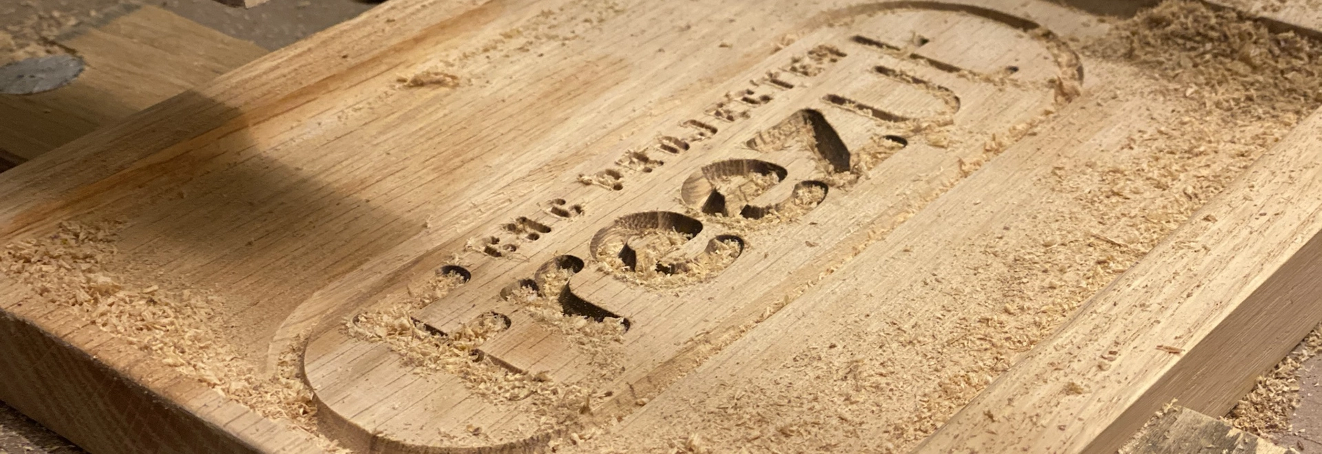 Logo van Freezut in hout