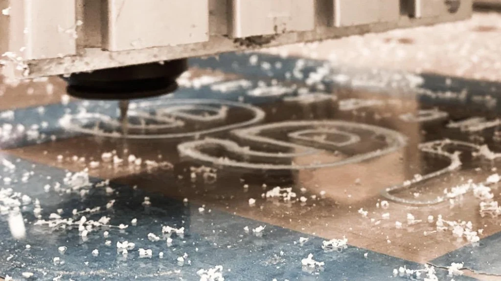 Frezen in plexiglas met CNC