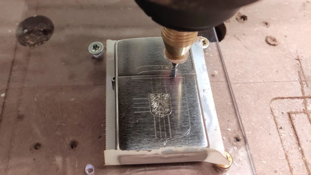 Graveren in metaal met een zelf ontwikkelde graveernaald CNC