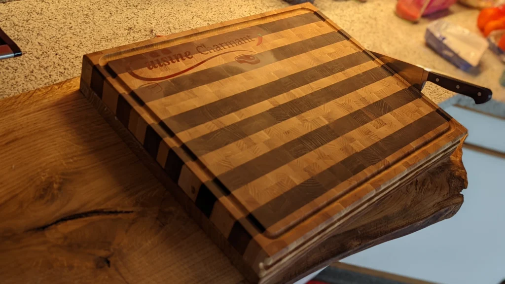 Maatwerk hakblok/snijplank in gebruik in de keuken