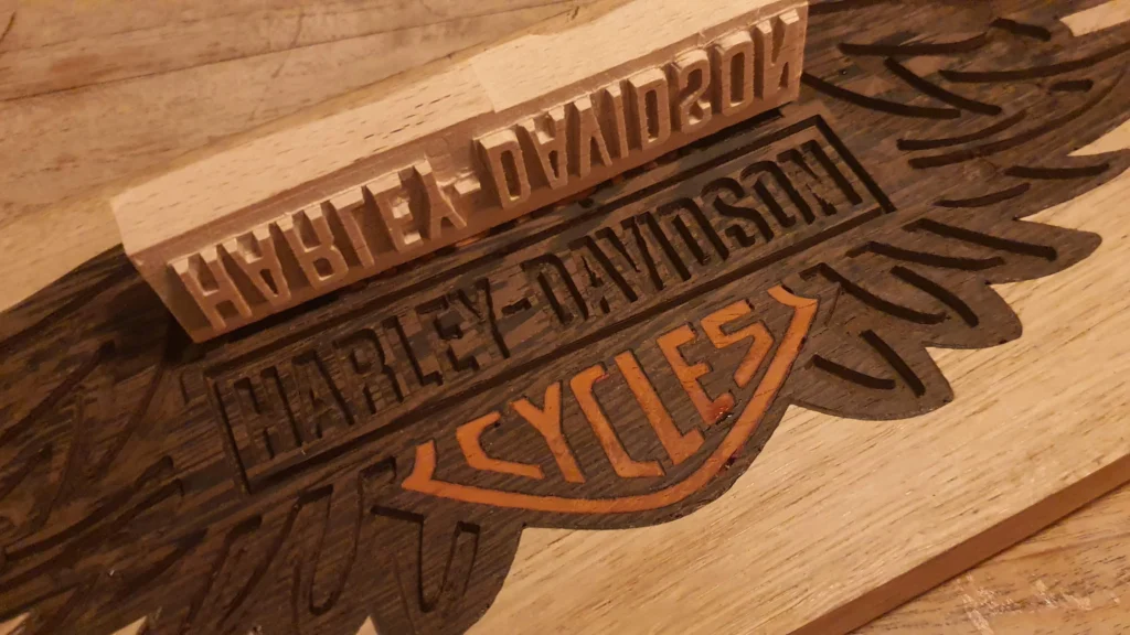 Logo inleggen in andere houtsoort na uitfrezen