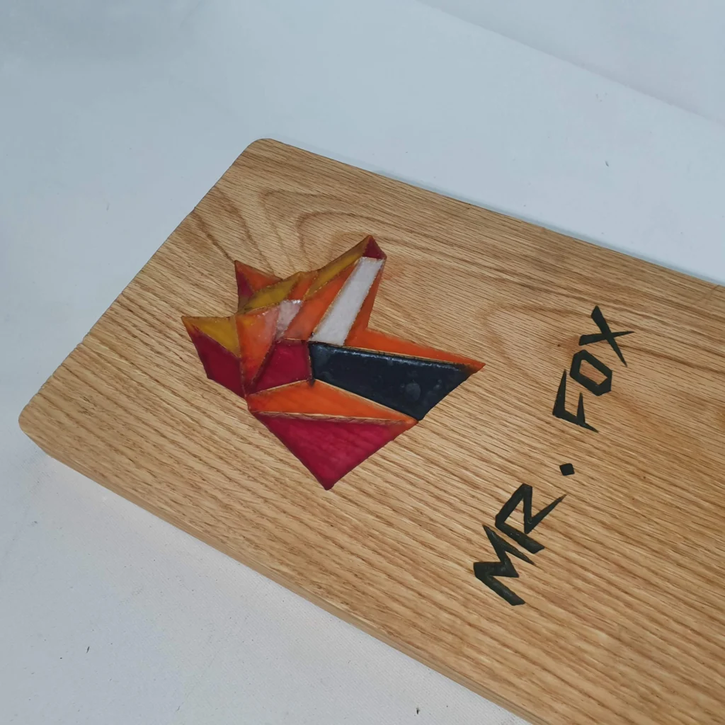 Logo in hout gieten met epoxy voor kleurrijk resultaat