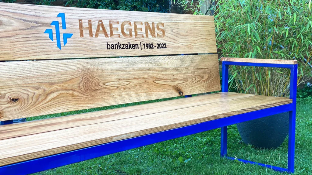Logo in houten bankje gefreesd en ingegoten met epoxy