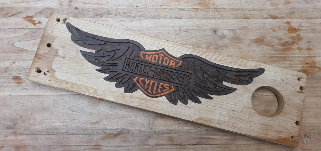Logo in hout inleggen met contrasterende houtsoort