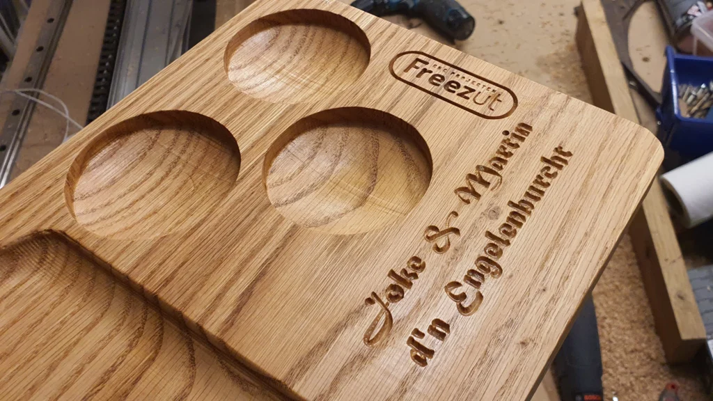 Logo en tekst in een houten borrelplank gefreesd met CNC