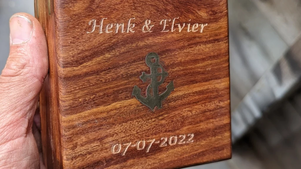 Vormpje uit metaal gesneden met CNC graveren