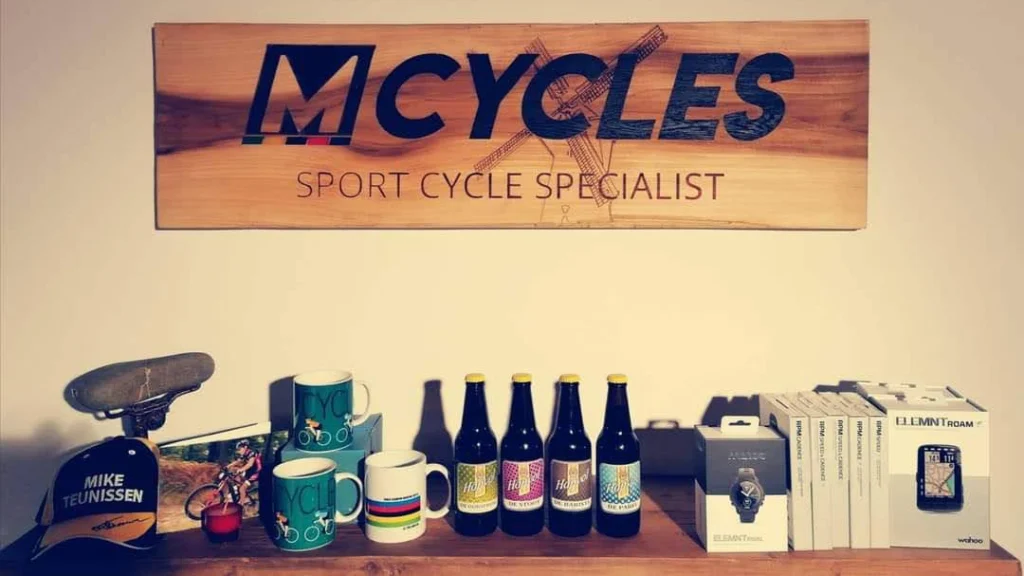 Naambord van hout aan de muur met logo MCYCLES
