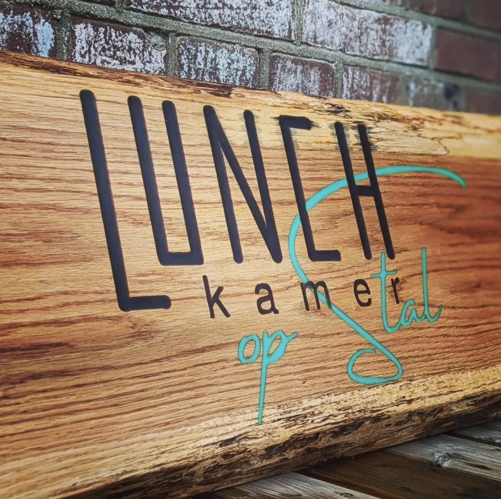 Logo in hout frezen en ingieten met epoxy