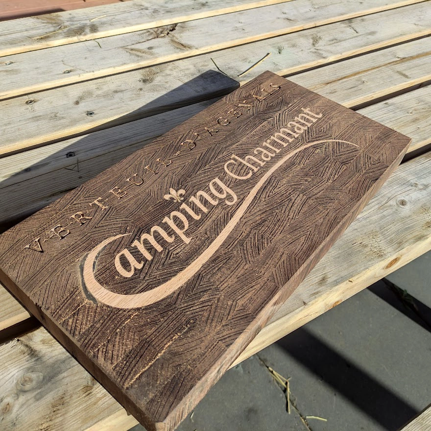 Logo in houten naambordje voor camping