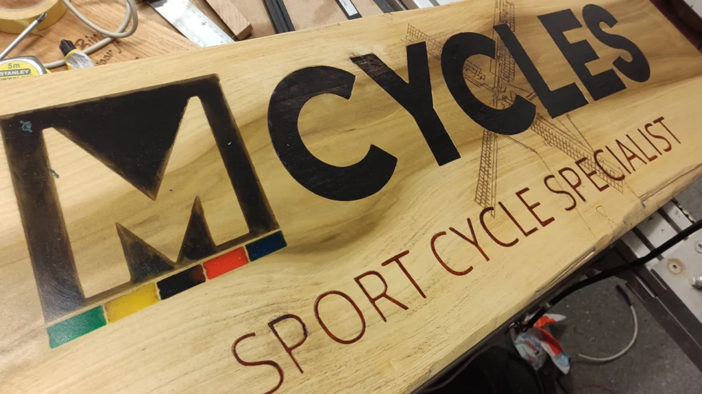 Naambord met logo MCYCLES uitgefreesd door CNC en ingegoten in epoxy