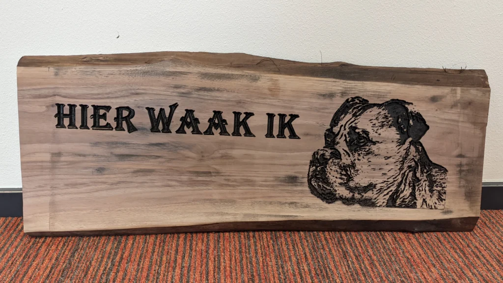 Houten bordje met eigen hond en de tekst: 'hier waak ik'