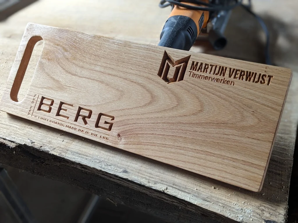 Logo in hout gefreesd