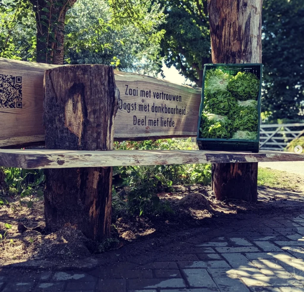 Bankje van hout met tekst ingefreesd