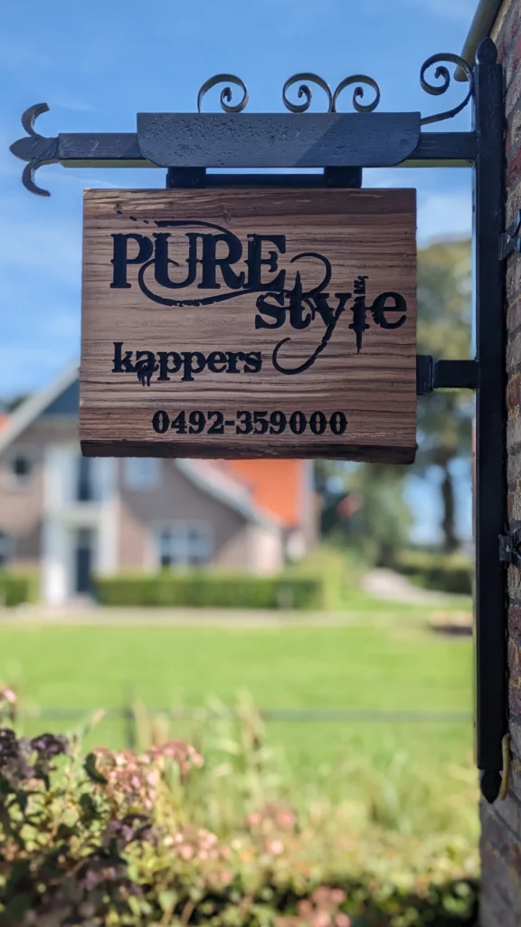 Uithangbordje met logo van epoxy in hout