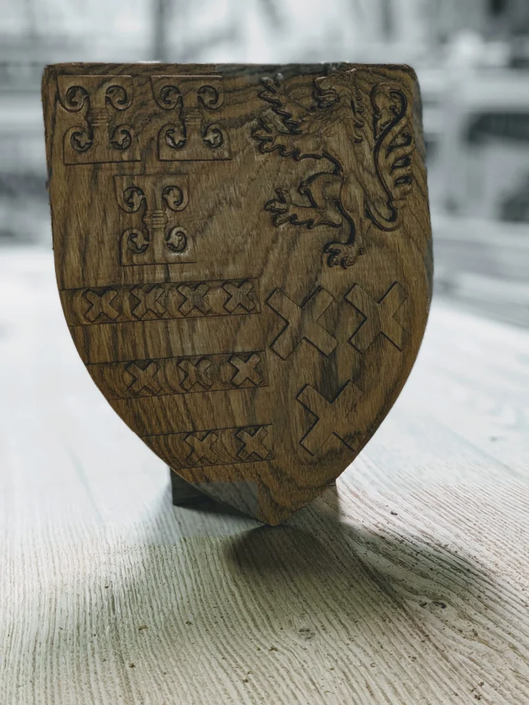 Heraldiek in hout met klassiek wapenschild