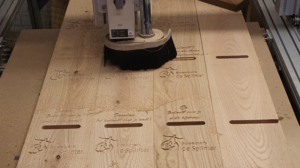 CNC frezen in hout met machine