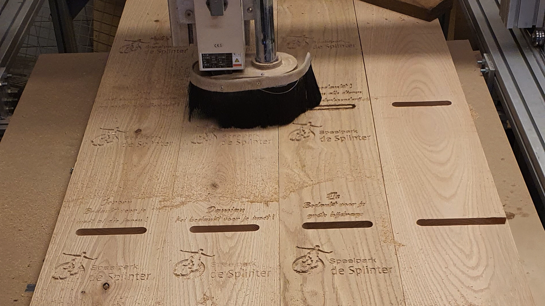 CNC frezen in hout met machine