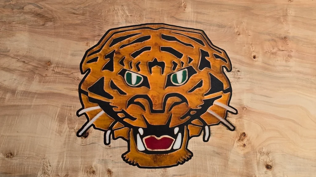 Tijger tekening in hout gefreesd en ingegoten met epoxy
