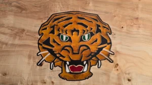 Tijger tekening in hout gefreesd en ingegoten met epoxy