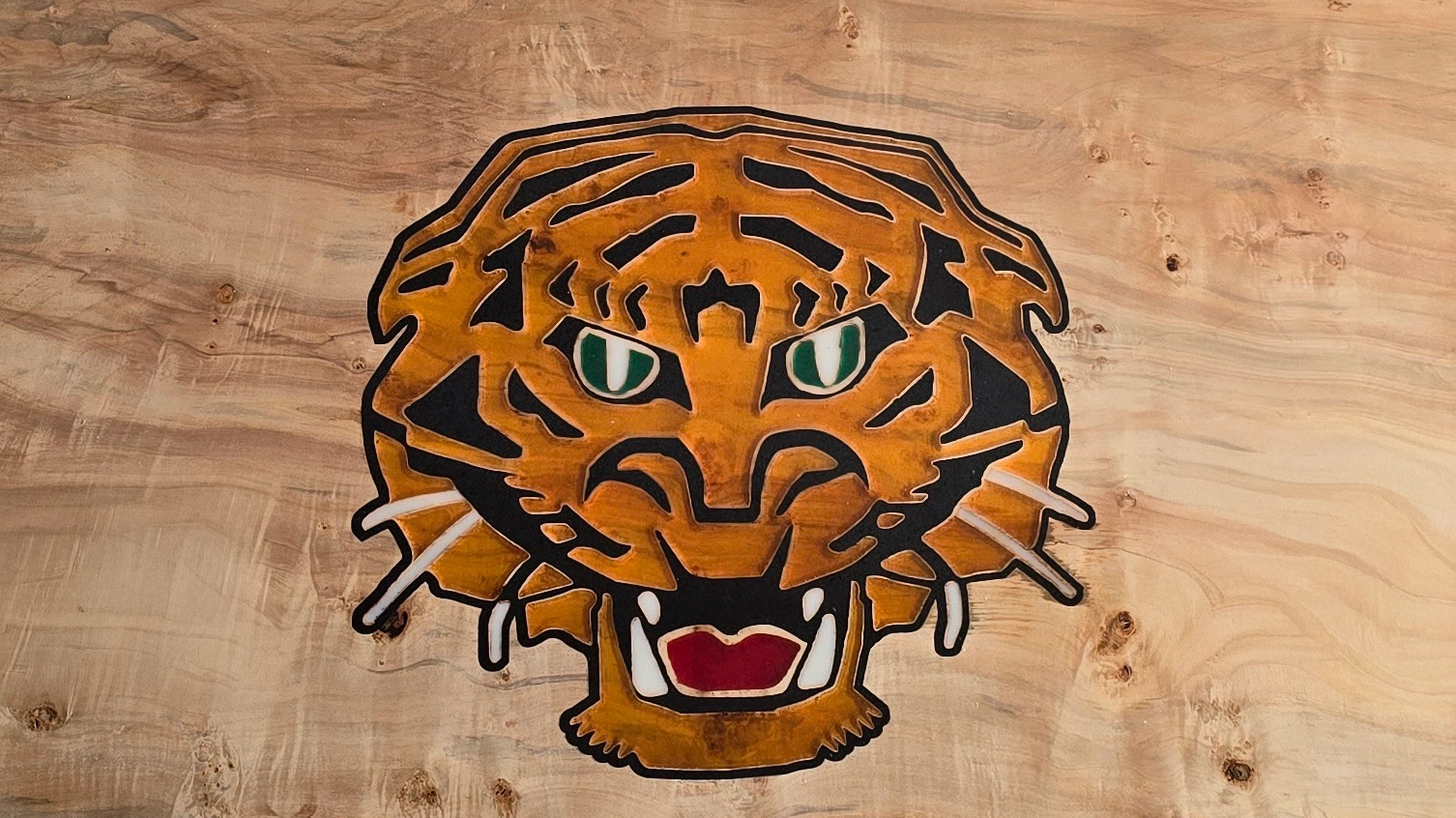 Tijger tekening in hout gefreesd en ingegoten met epoxy